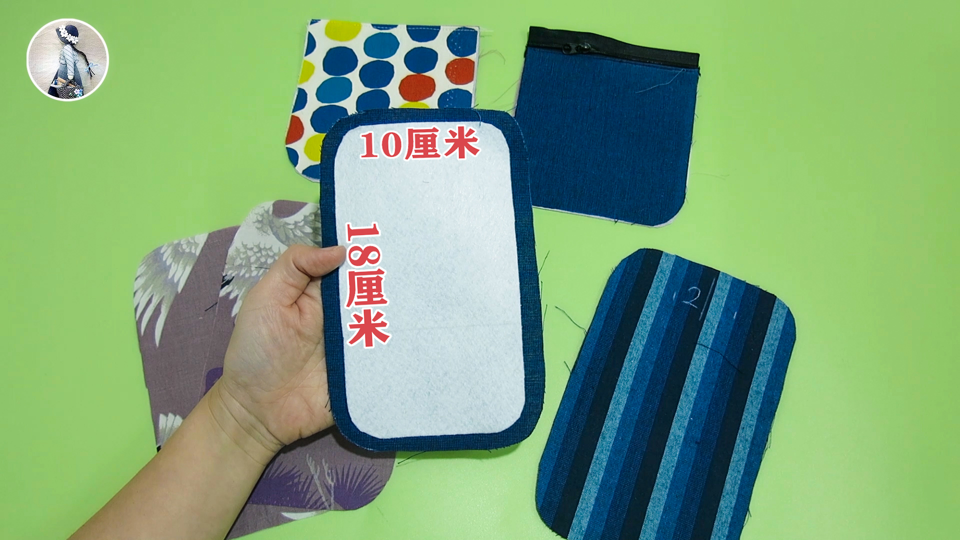 做一个手机包，加了两个D字扣和两根布条，马上变成胸包或者腰包