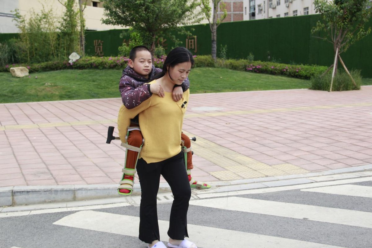 孕妇不小心压到肚子早产,孕妈因女儿起夜碰到肚子导致早产