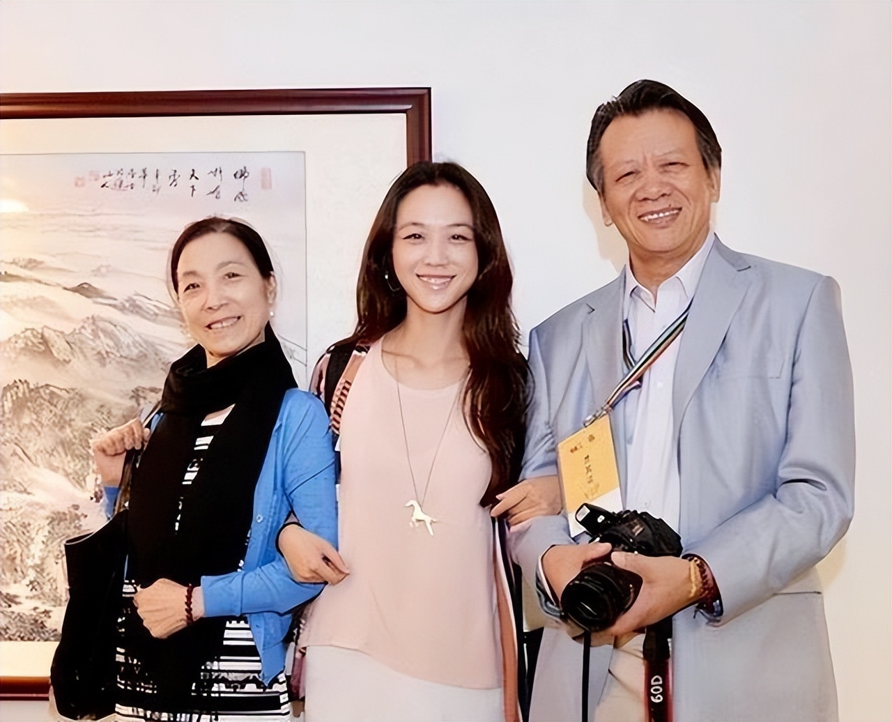 40岁汤唯穿裙子,汤唯穿绿裙长发飘飘