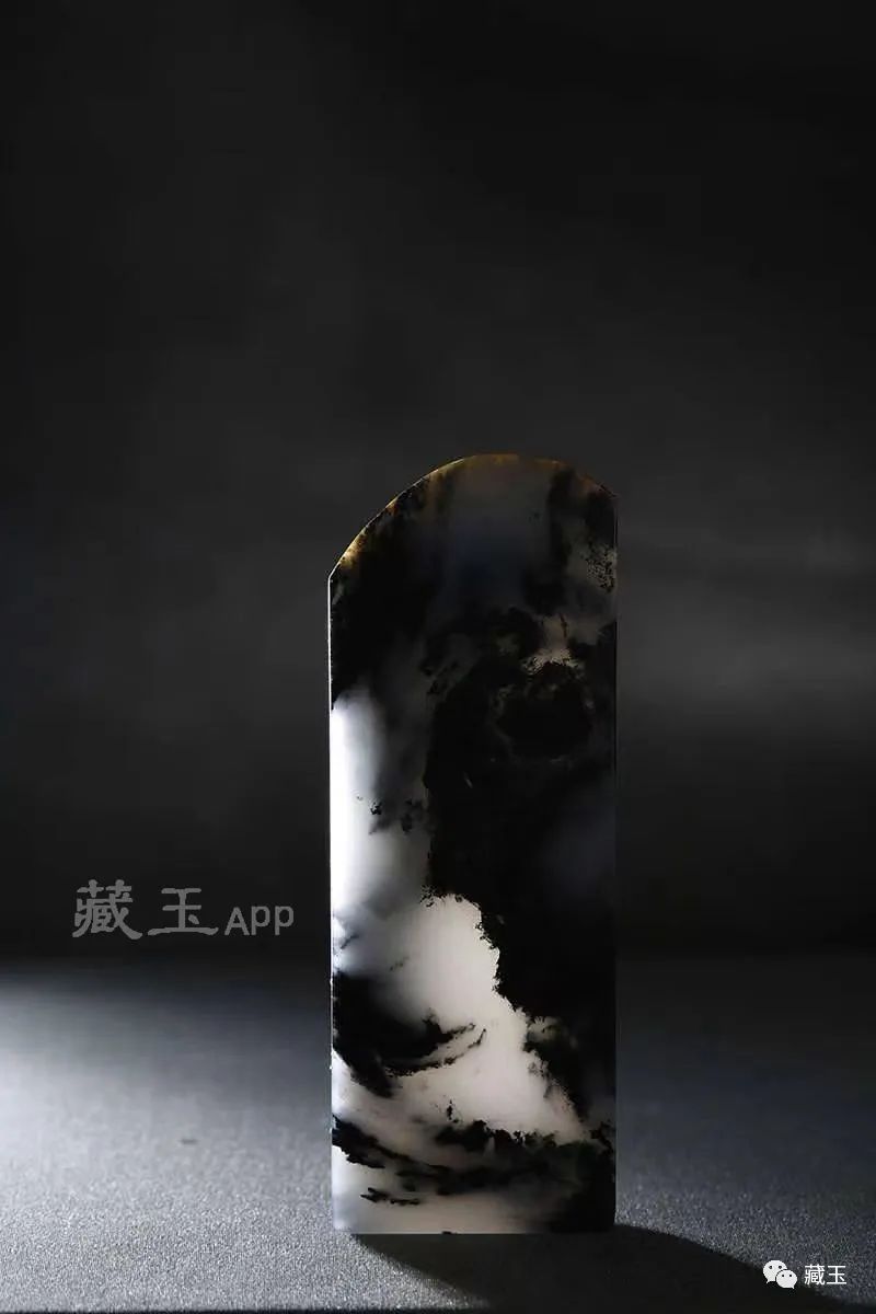 最贵的玉摊位,几百块钱的青花籽料