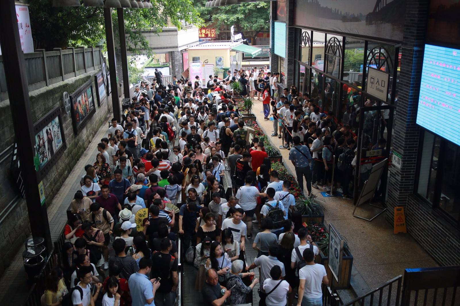 疯了！一杯奶茶在重庆炒到180，用依云水冲泡的吗