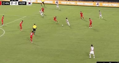 国足2-1逆转泰国朱辰杰手球,国足输越南朱辰杰哭了