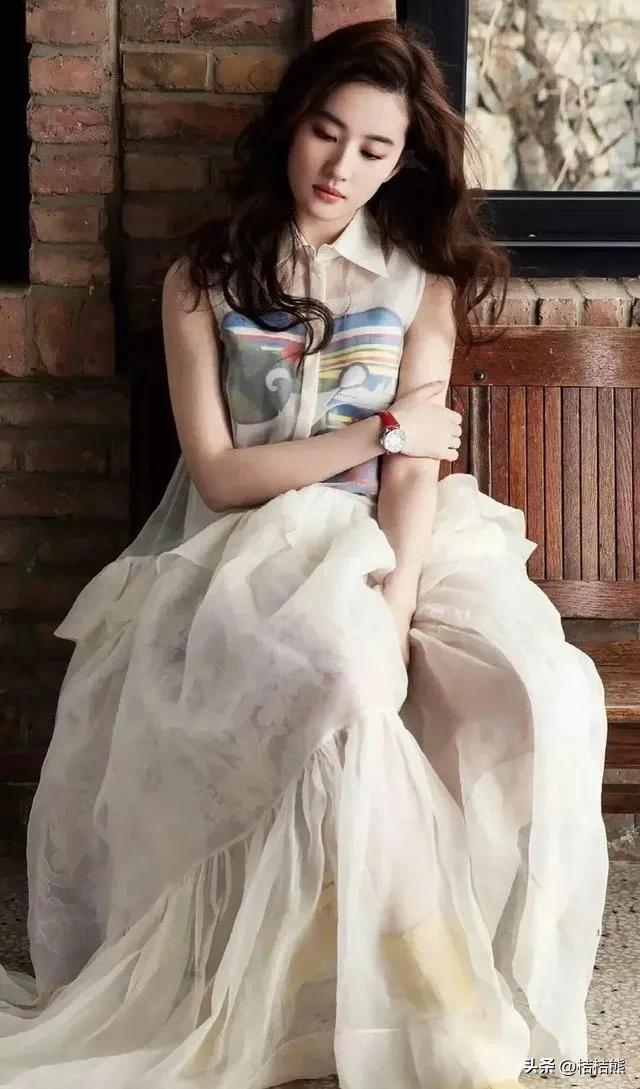 “独步天下！”刘亦菲，美貌与才华并存，成为当之无愧的女王