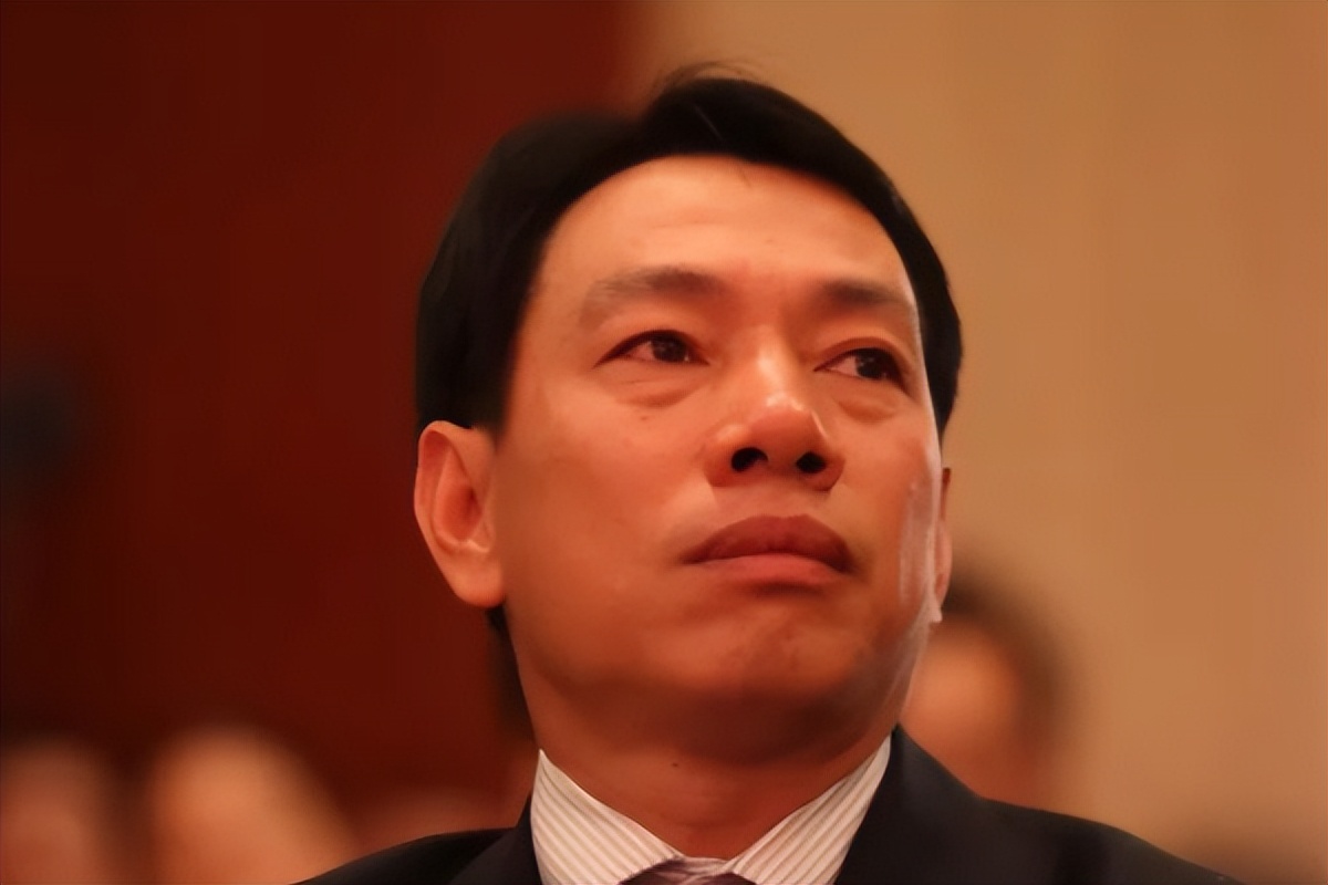他小学没毕业，花10亿把“打工皇帝”招至麾下，600亿身价还*税逃**