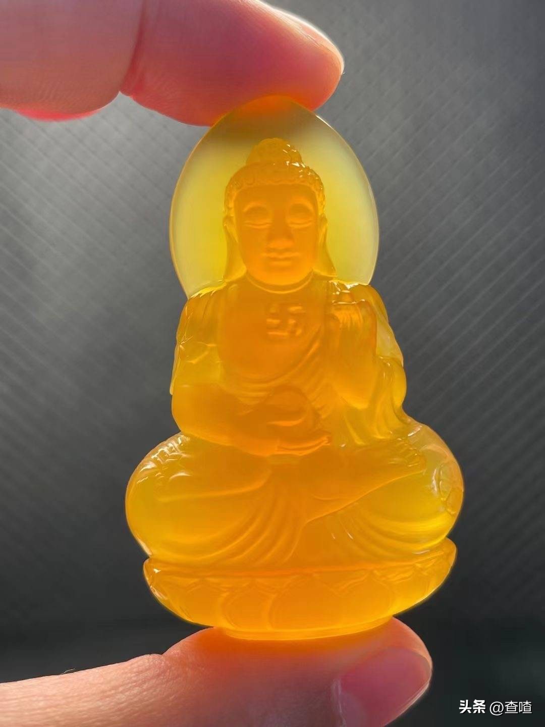 黄龙玉与翡翠到底哪个具收藏价值,黄龙玉和翡翠哪个好看