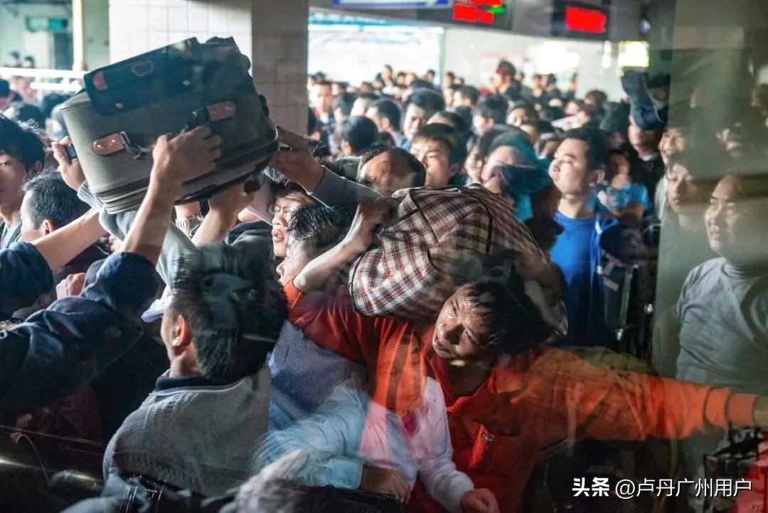 20年拍下150万张“东莞女工”在国外爆火：中国制造，不可思议！