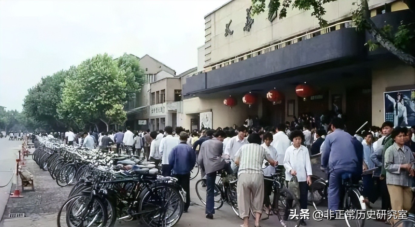 老照片：80年代的北京生活风貌，火车上供应茅台，牛肉一块八一斤