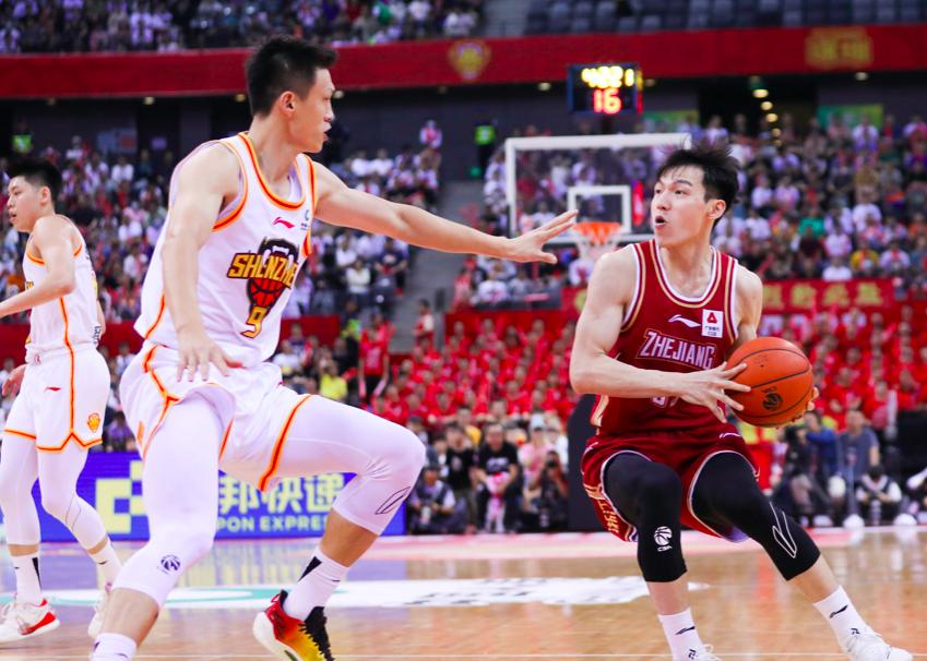 沈梓捷压哨,深圳绝杀新疆沈梓捷