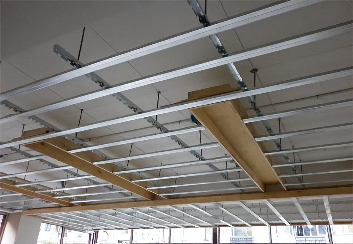 轻钢龙骨吊顶与木龙骨吊顶贵多少,装潢吊顶用木龙骨好还是轻钢龙骨