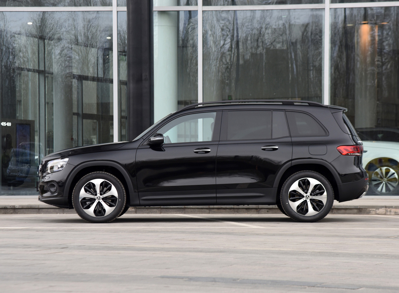 奔驰glb评测空间,奔驰GLB车小吗