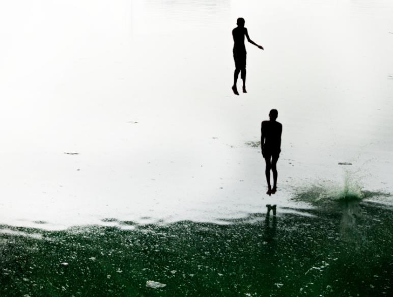 印度男子骑自行车去瑞典,印度小伙骑自行车追求瑞典女孩