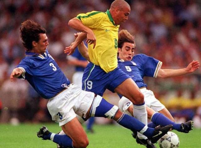 世界足坛十大经典照片,国际足坛10年百图经典瞬间盘点