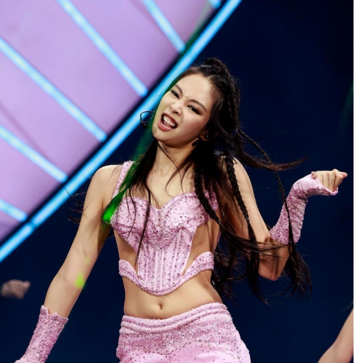 韩国女星露脐上衣 (韩国女明星露肩上衣)