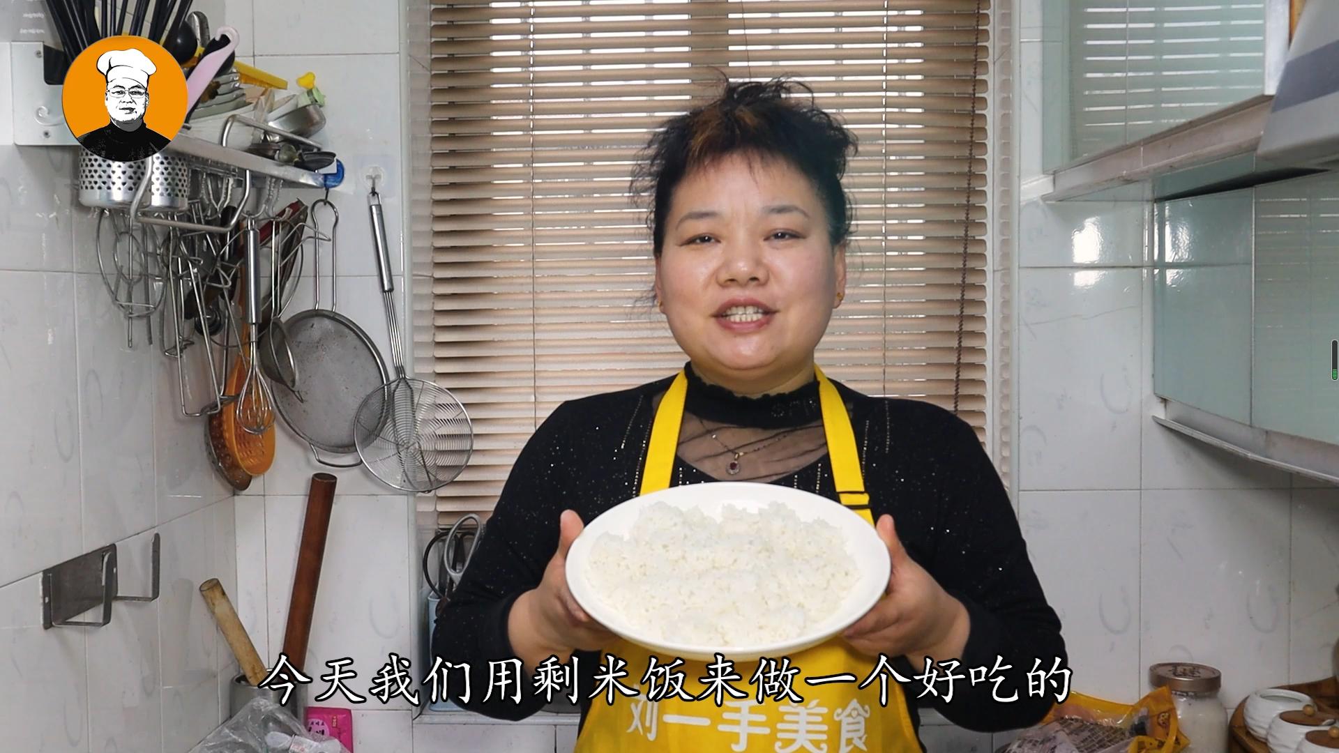 剩米饭做紫菜鸡蛋炒饭,鸡蛋米饭同时做蛋炒饭