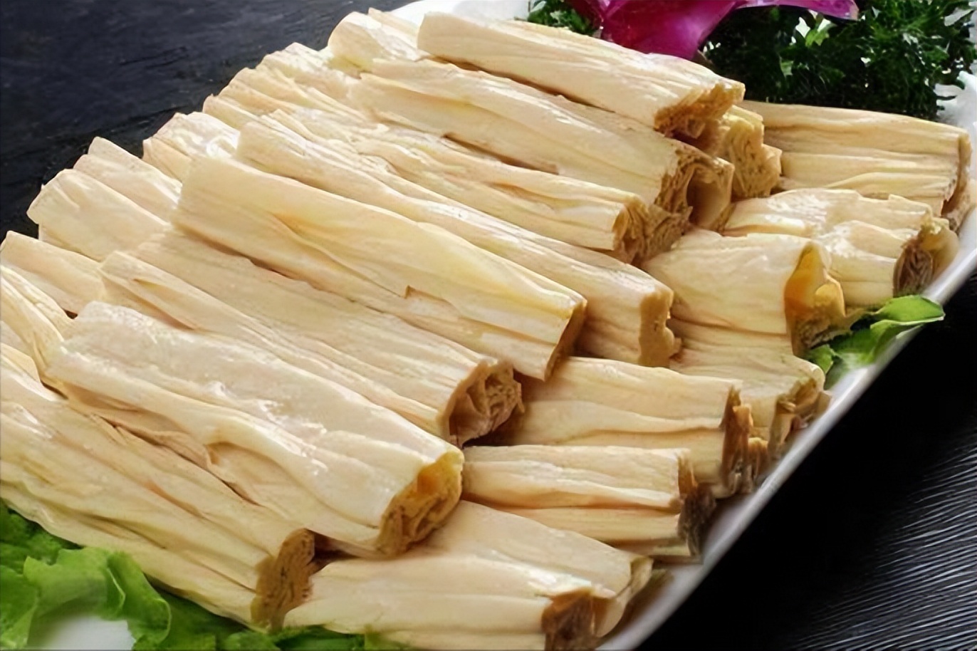 他十六岁捡破烂，一年赚了一个亿，又在二十七岁改行卖酒