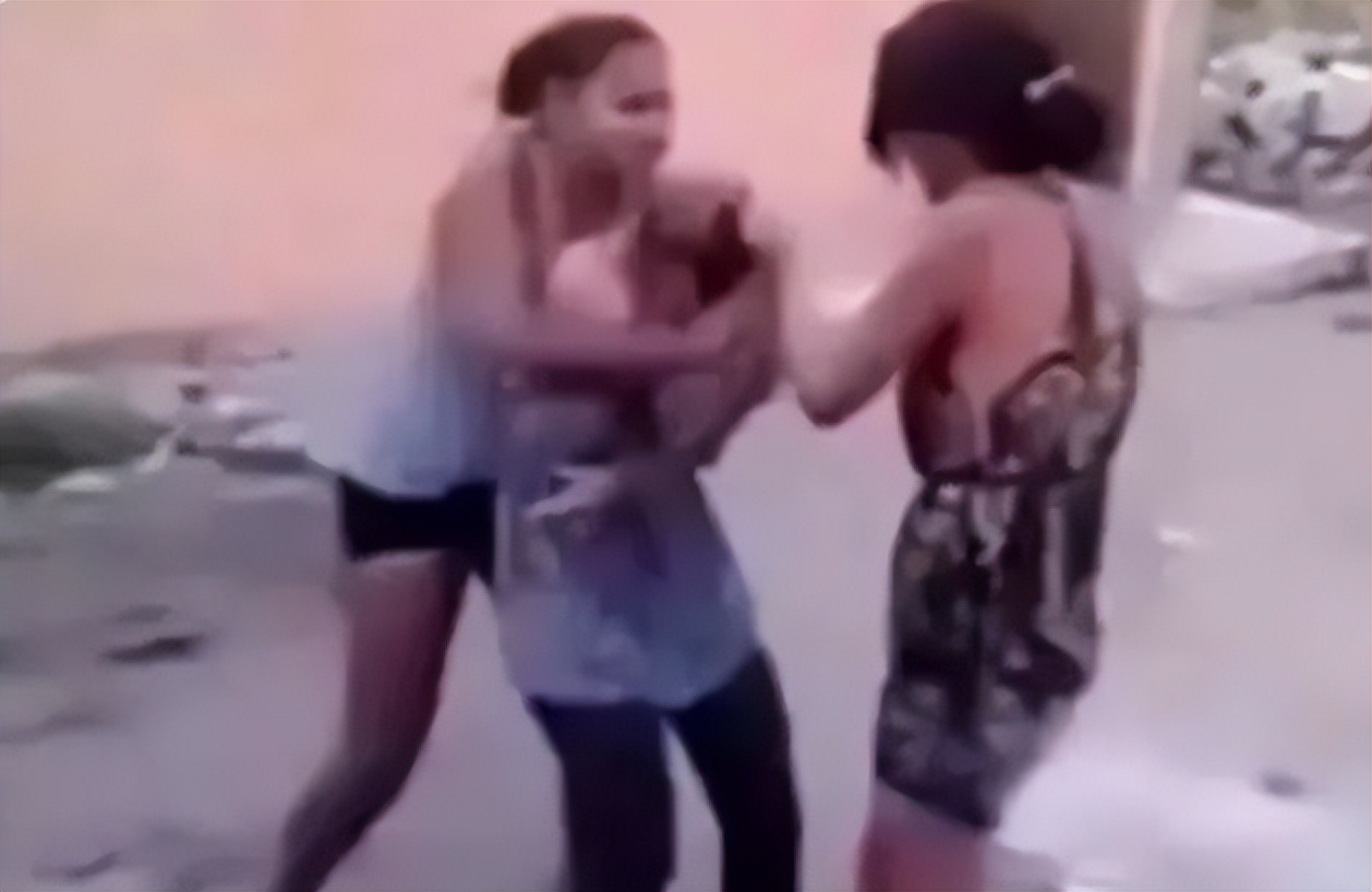 被骗婚到非洲，3女1夫的我，为糊口*身卖**黑人遭爆肛