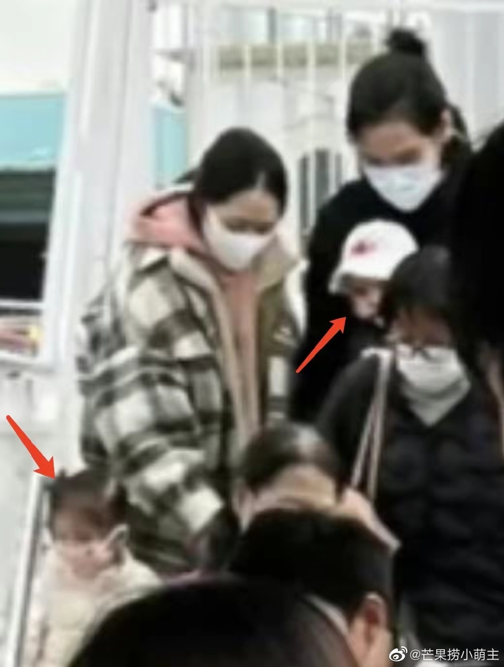 向佐郭碧婷一家去游乐场，儿子大眼睛像奶奶，女儿超大胆逗笑爸爸