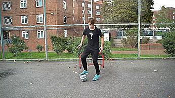 花式足球空中转圈技巧,简单实用的足球花式技巧