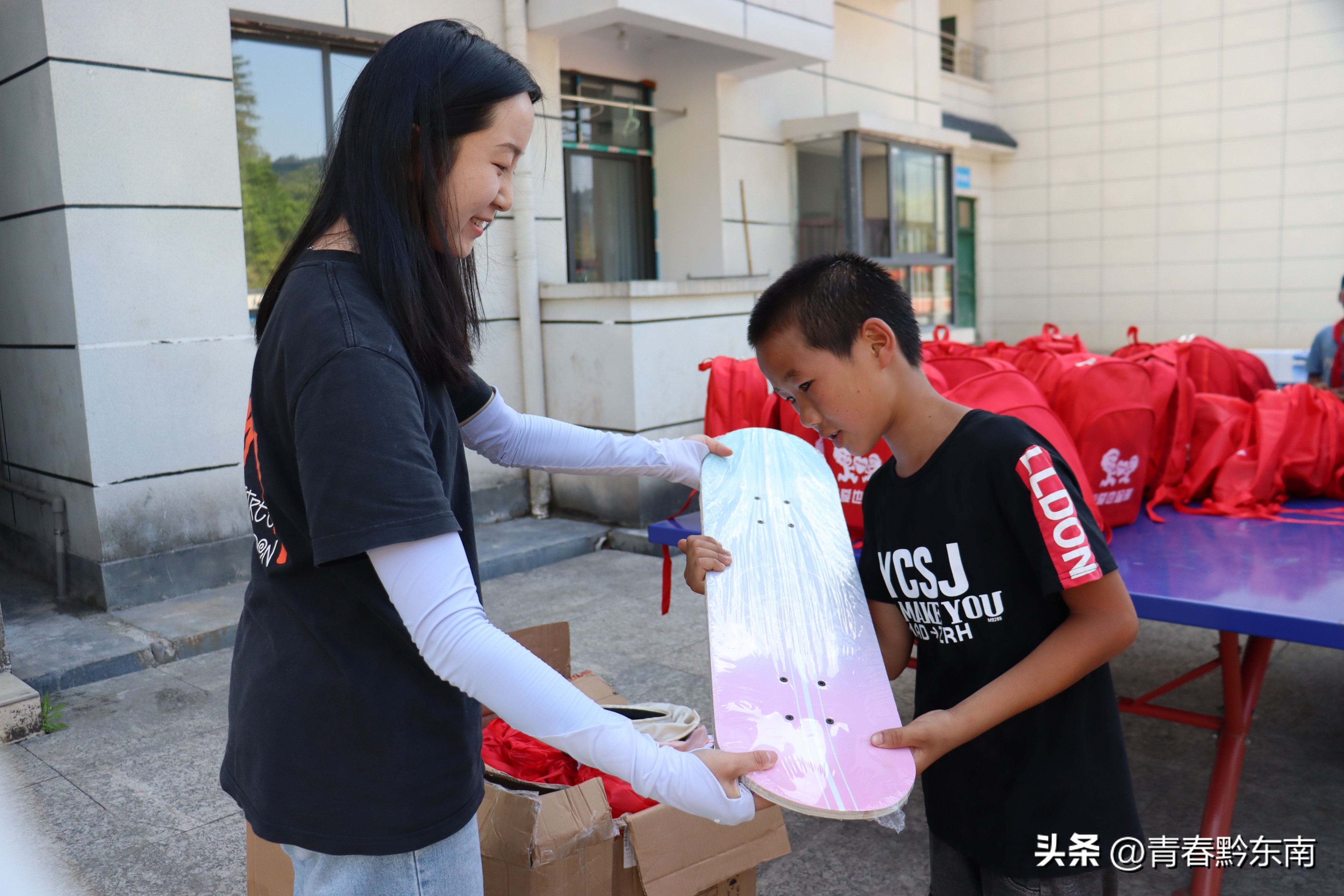 牵手小爱,圆梦六一——贵师大研支团在大歹小学举行心愿包发放仪式