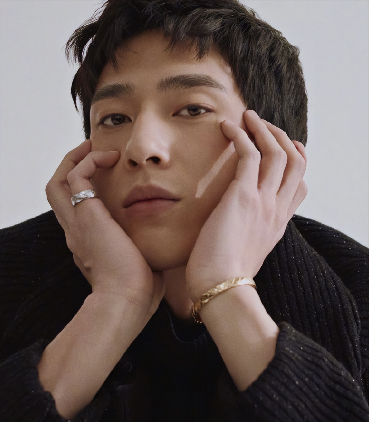 井柏然奶奶养大父母认亲视频,井柏然成为大明星后父母再来认亲