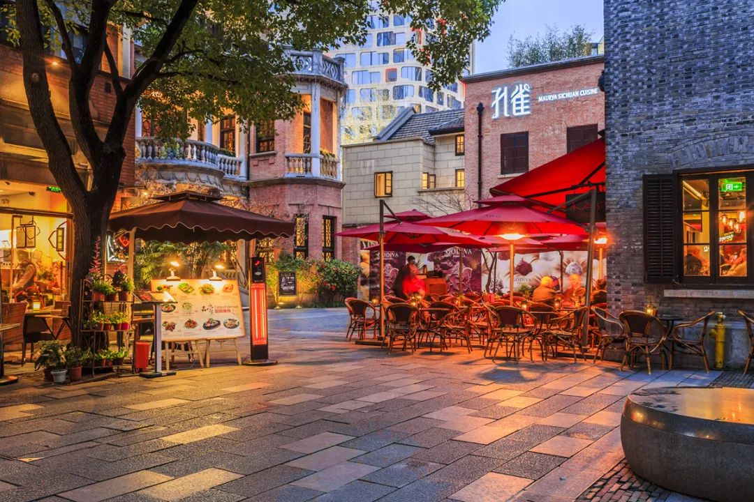 都市失意年轻人，开始排队去商场过夜