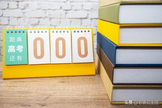 孩子的高考成绩出来了孩子哭了,高考成绩出来后家长的反应真实