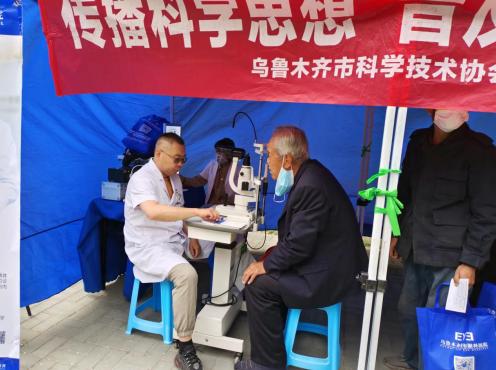 科普大篷车进社区为居民送科普,科普大篷车进校园送科普书籍