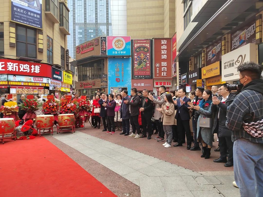 周大福荣耀珠宝新店开业,热烈祝贺金嘉福珠宝盛大开业