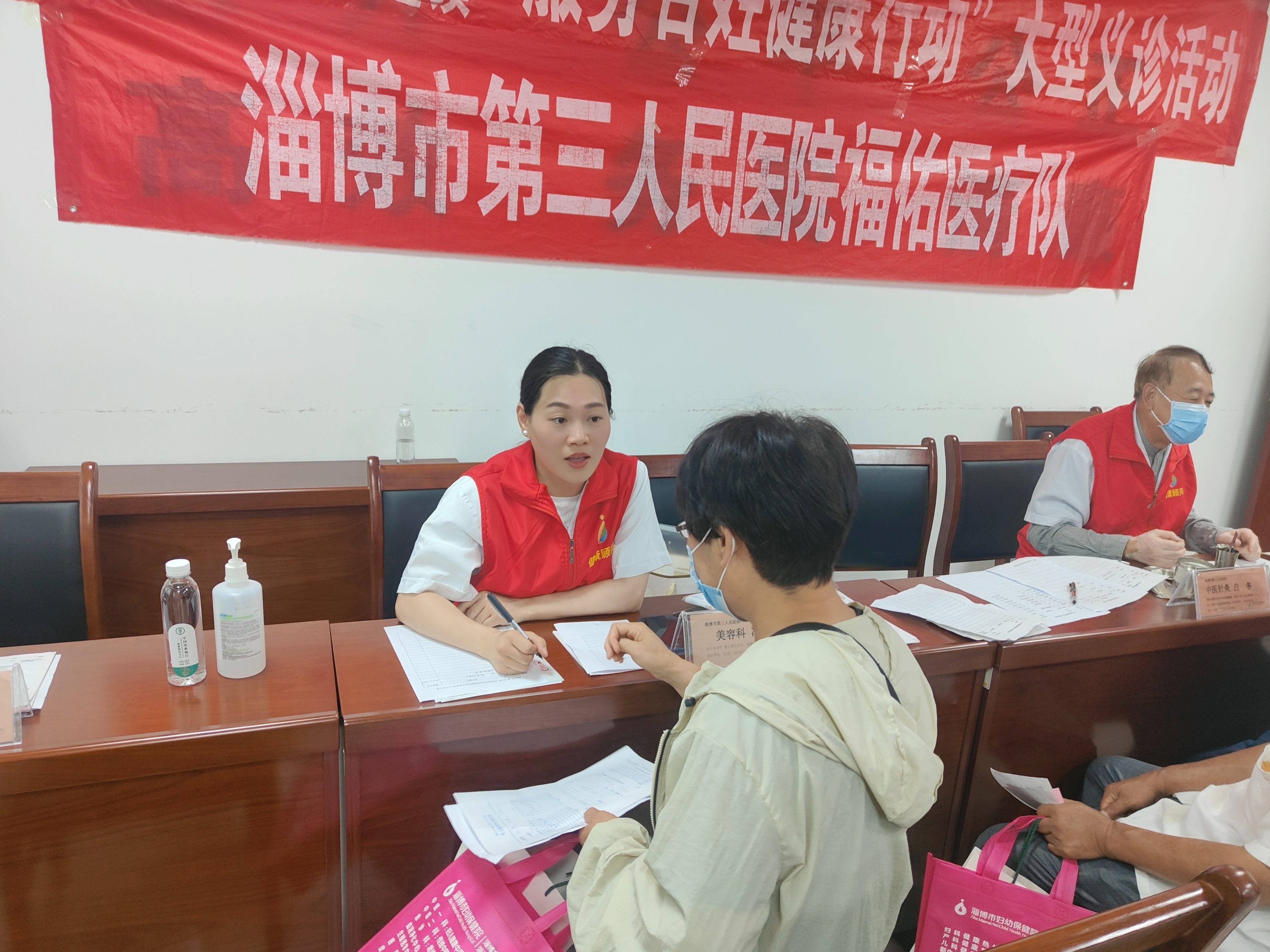 市三院联合宏仁堂“服务百姓健康行动”走进周村公共资源交易中心