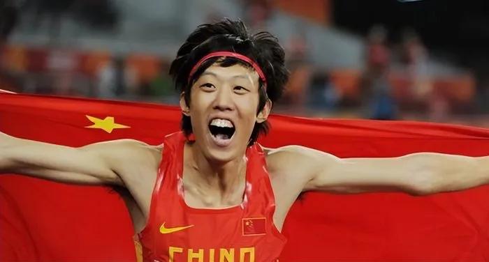 张国伟夺冠视频撑杆,张国伟赛季首秀夺冠