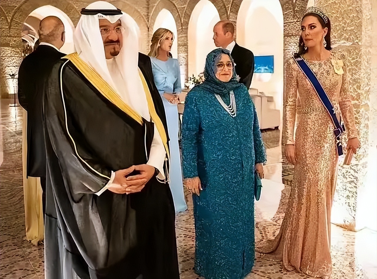 凯特王妃带父母参加约旦王室婚礼,凯特王妃约旦婚礼戴王冠