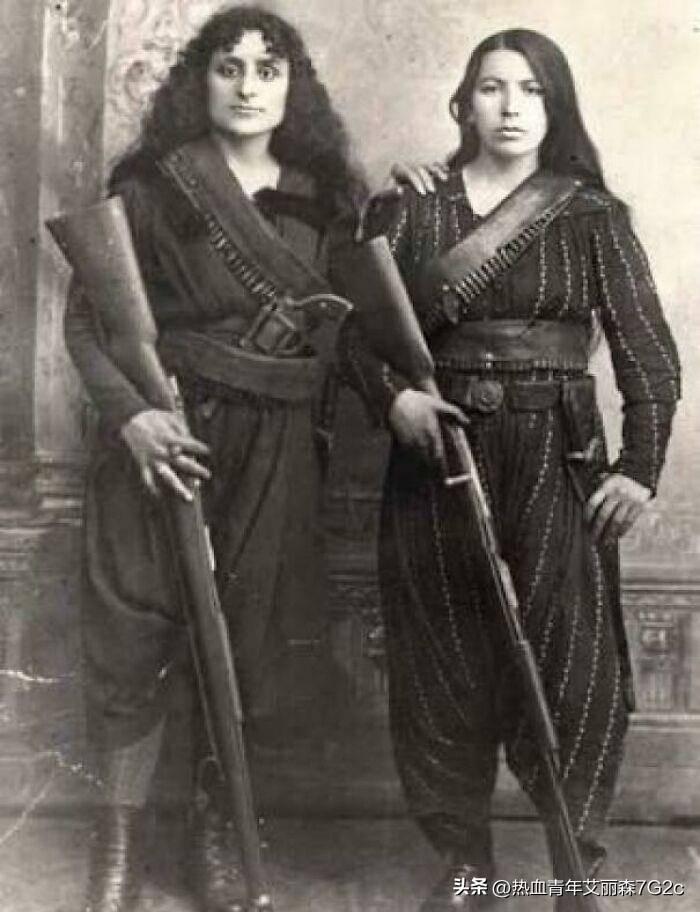 侵华日军*行暴**照片，女子为活命，脱下衣服让日本人拍摄，*辱侮**致死