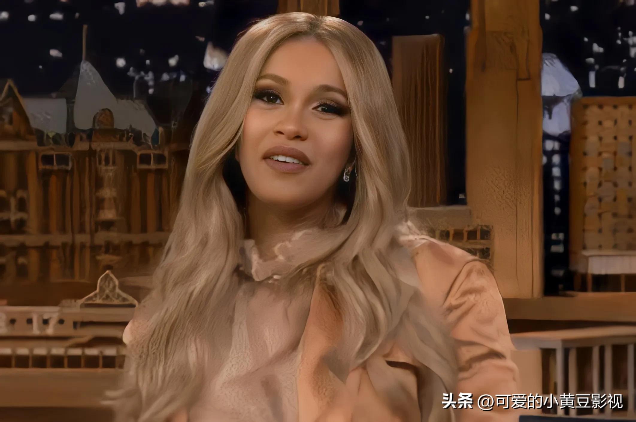 脱鞋打架的彪悍女，却因为登上中国新闻欢欣不已，卡姐还真的可爱