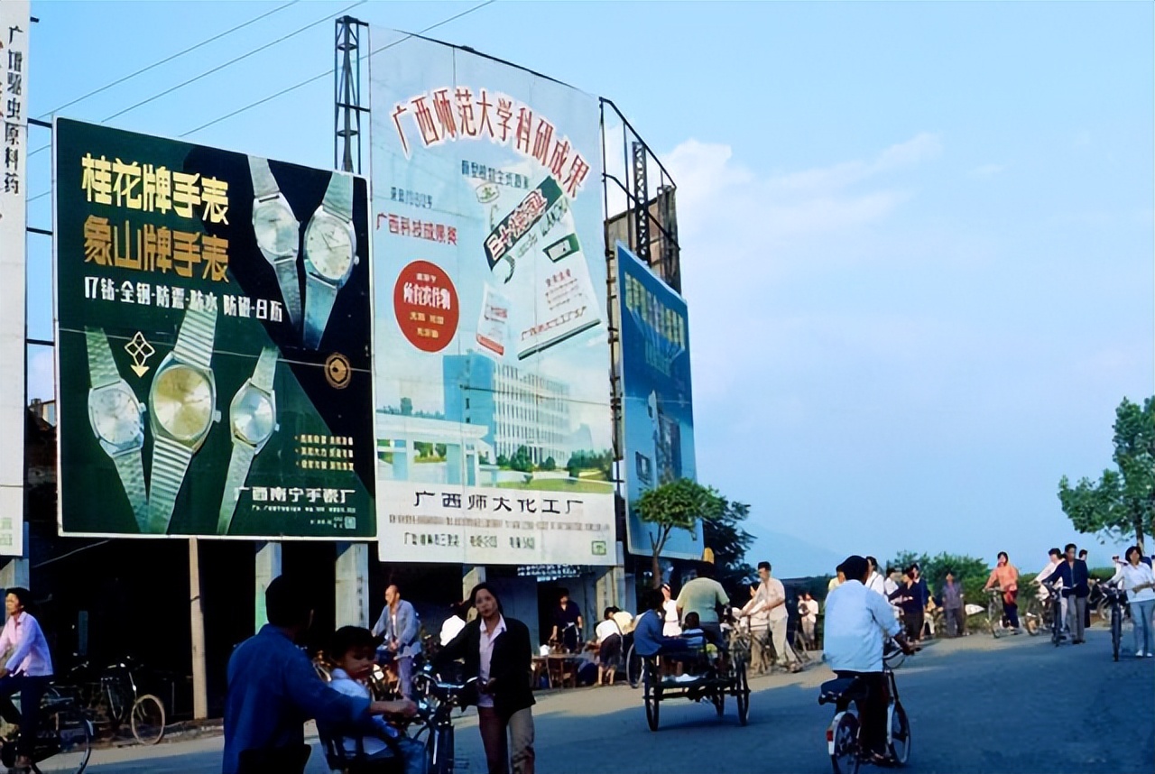 八九十年代的街头标语，大型广告牌的生动形象布满了各大城市