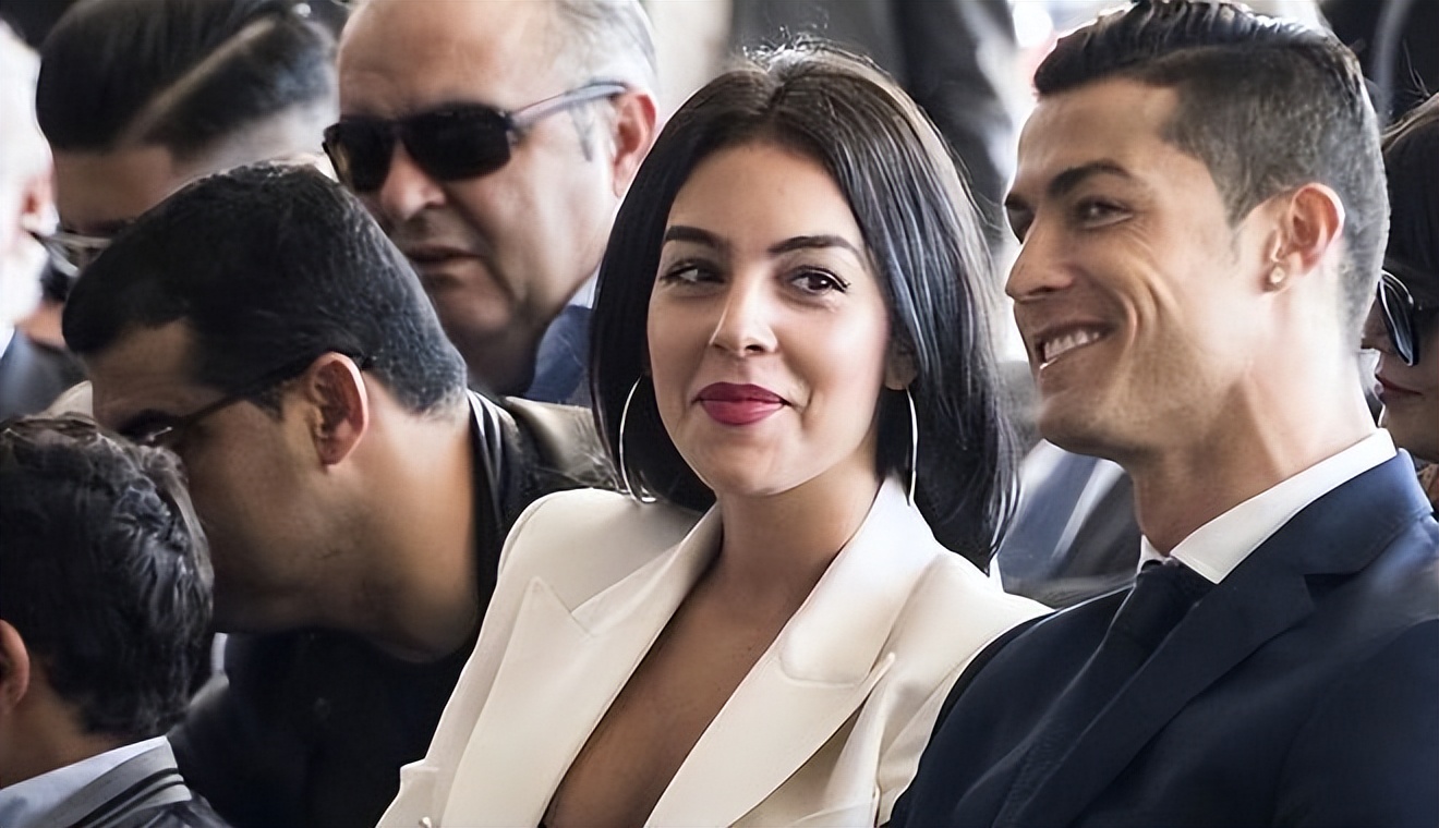 c罗龙凤胎儿子不幸夭折有谁安慰,c罗女友生了几胞胎