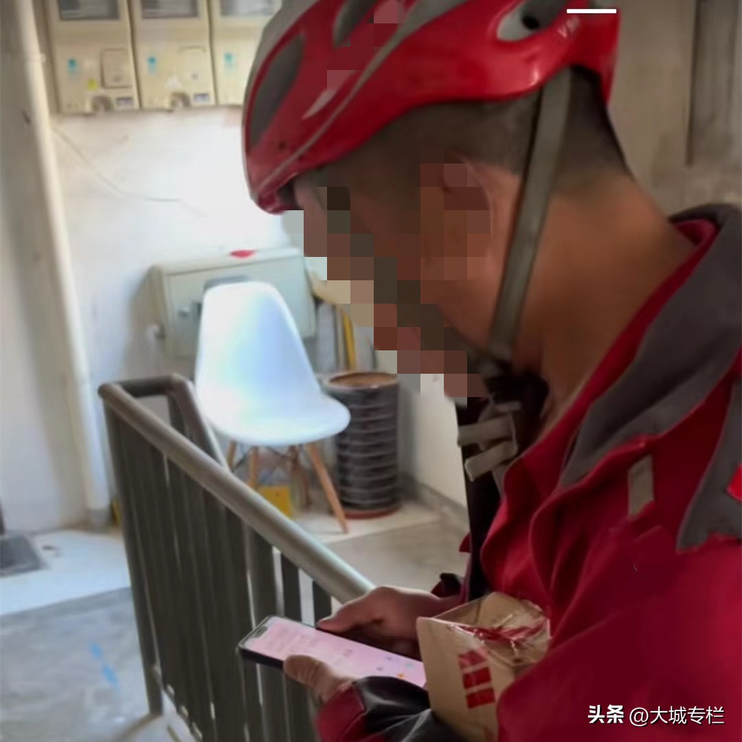 上海一快递员不给快递，把老大哥气成老大嫂，连说话都结巴起来了