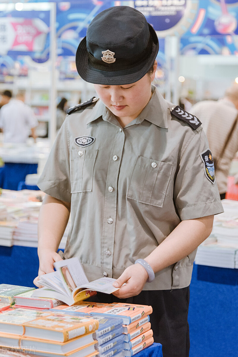 女保安用摄像头跟踪帅哥，领导发现后将她开除，后来她怎么了