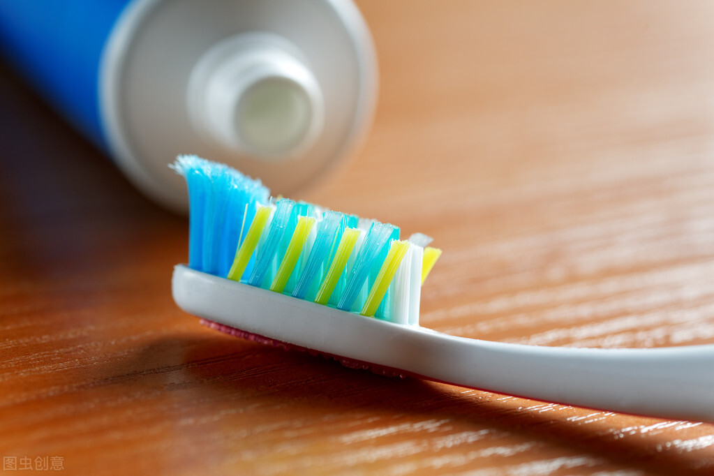 如果手被502胶水粘住了怎么办,如果手被502胶水粘住了如何弄下来