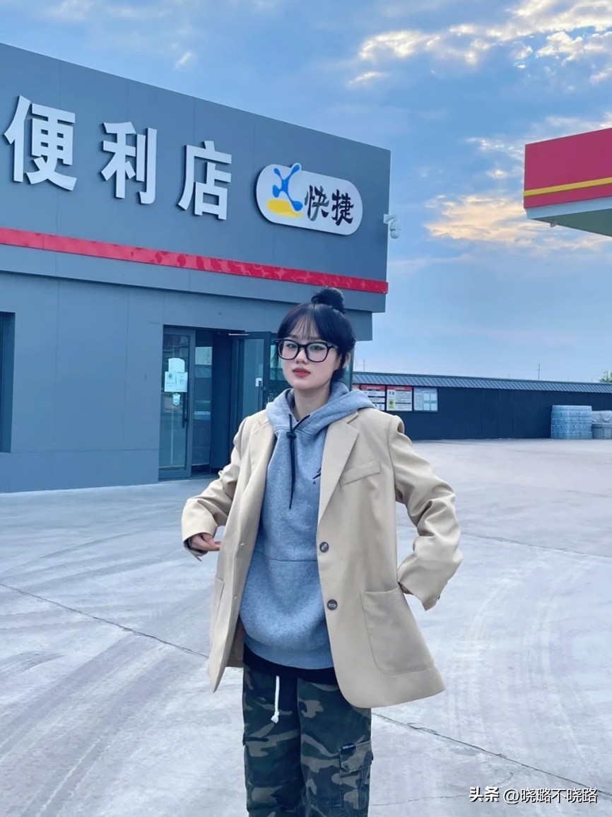 西装与卫衣的搭配是什么风,连帽卫衣西装外套怎么搭配