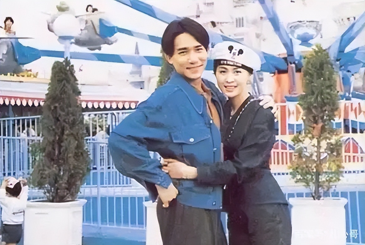 刘嘉玲与梁朝伟恩爱合照穿小香风,刘嘉玲梁朝伟红毯动图