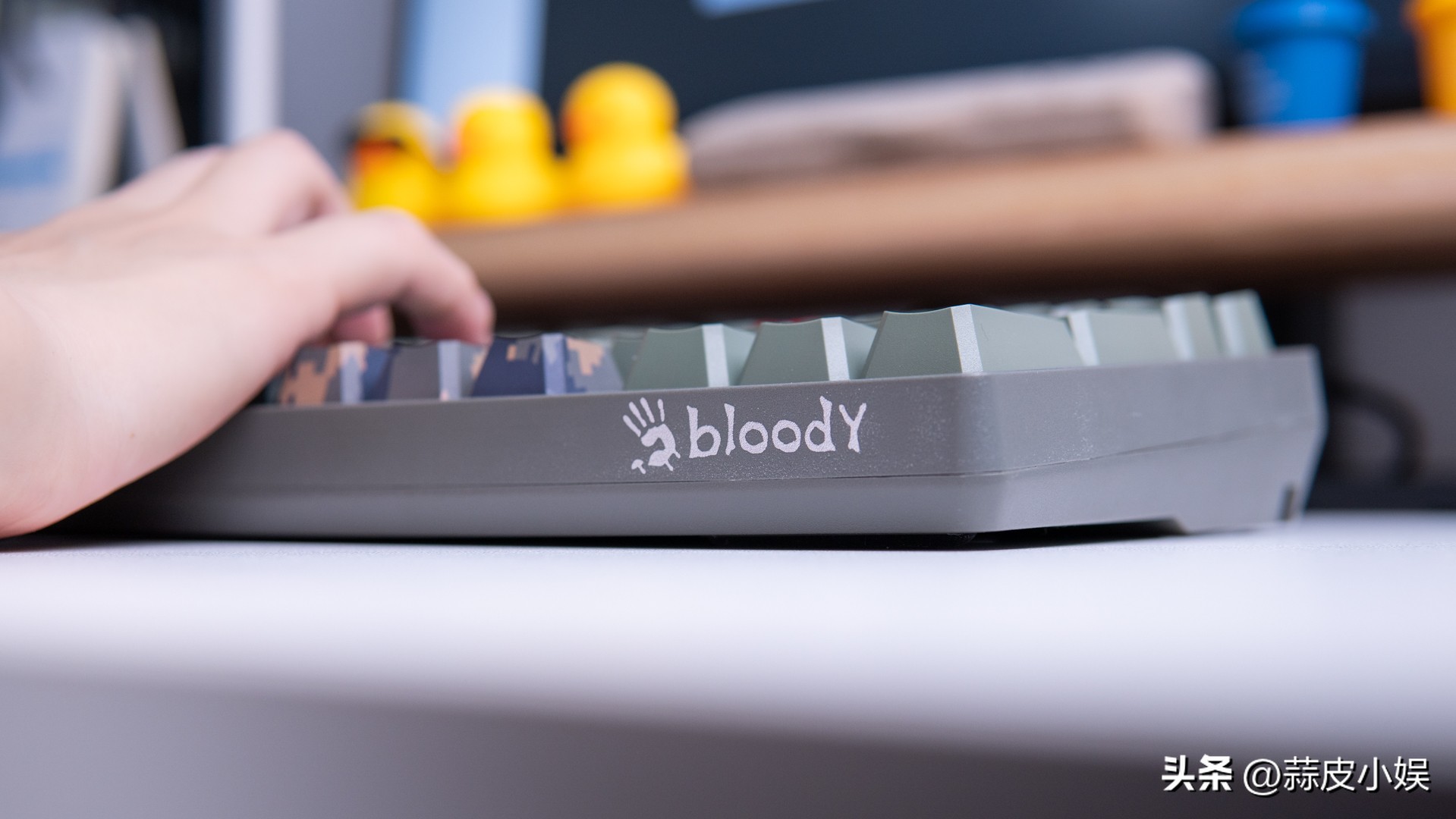 双飞燕键盘t98变速光轴值得买吗,双飞燕t98键盘和y75键盘哪个好