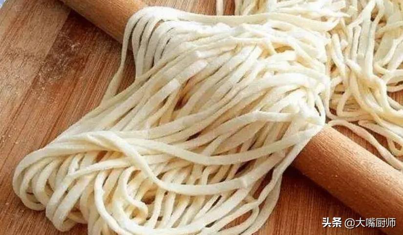 手擀面怎么和面才松软才好吃,做手擀面怎样和面好吃