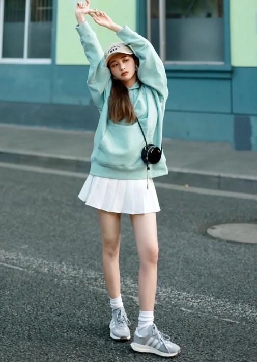 春天穿搭女2022高级感卫衣,卫衣配什么裙子好看春天