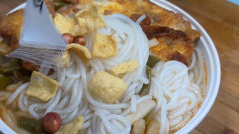 吃螺蛳粉必吃的炸鸡蛋,自己动手煮螺蛳粉夜宵味道好极了