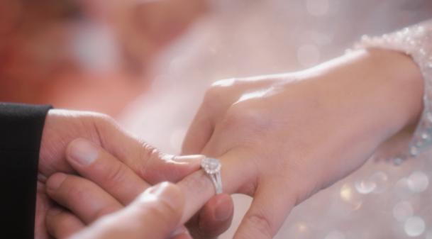 男朋友生日送什么样的黄金好,送女朋友礼物是黄金好还是钻石好