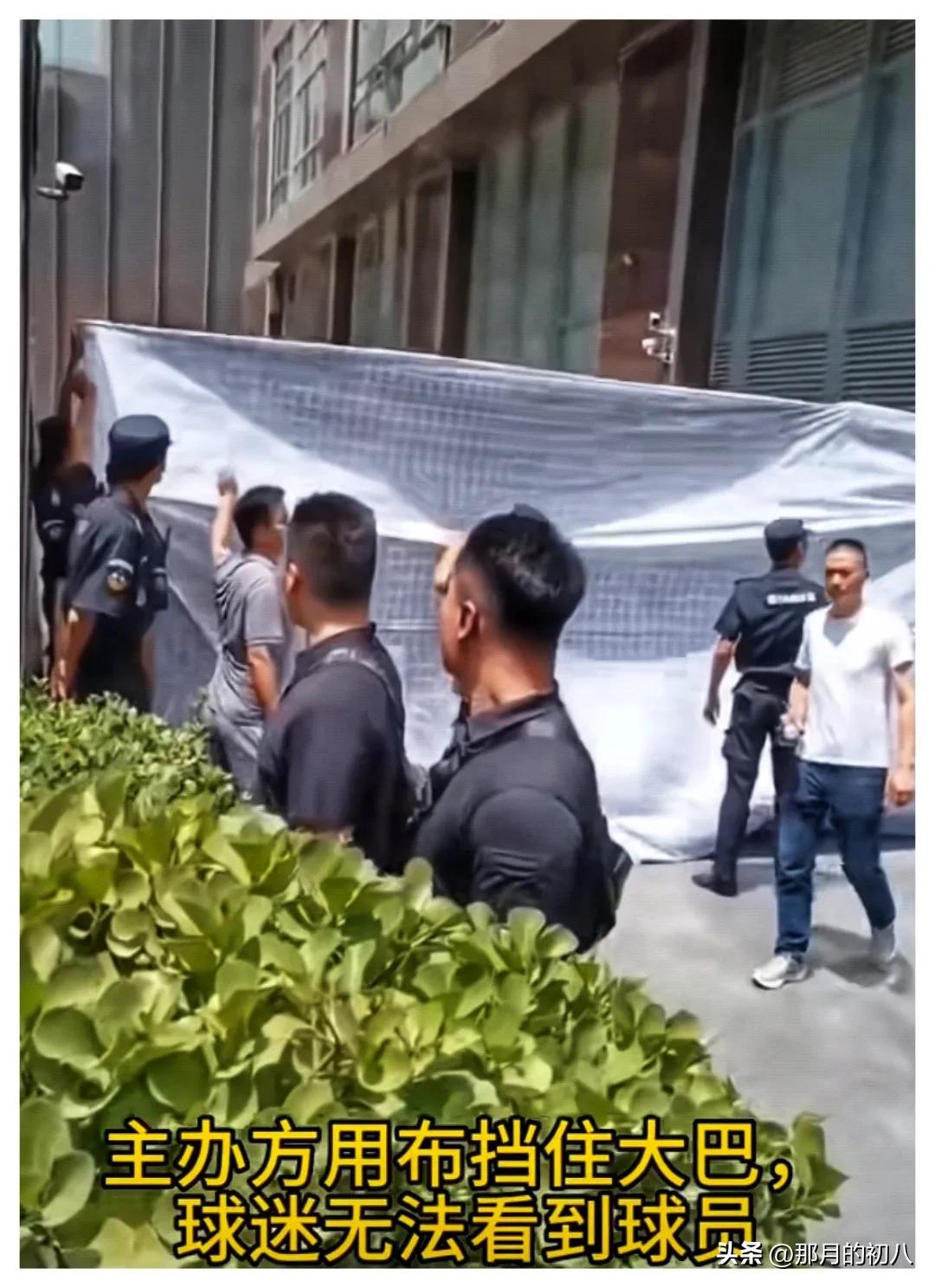 一块白布挡不住梅西，却膈应了中国足球