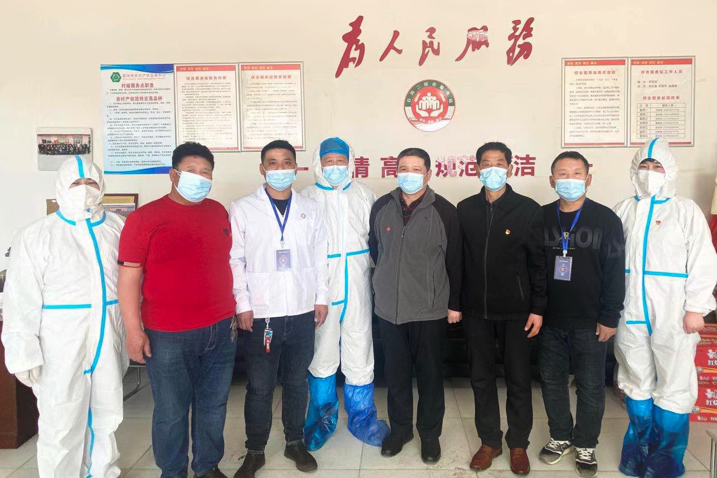 河北霸州中口医院医生与志愿者协同配合采集核酸受到村民赞扬