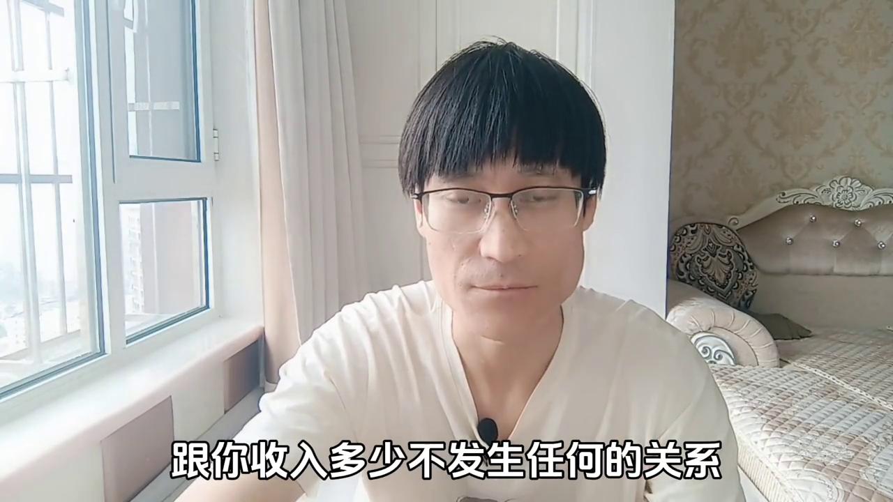 有些人喜欢贬低别人抬高自己,有些人总喜欢贬低别人来抬高自己