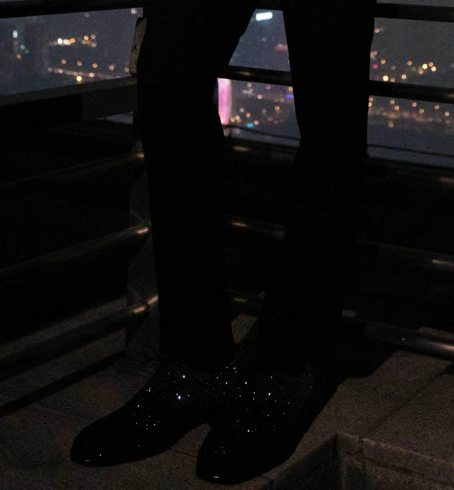 王一博日本巡演蓝色西装,王一博肖战红底皮鞋