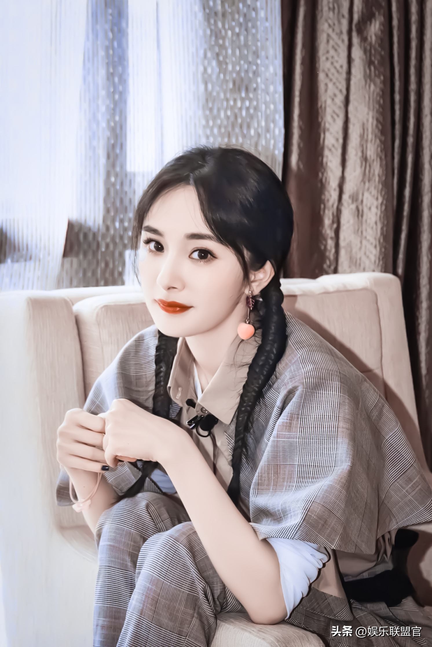 撩汉、乱认爸、男男接吻，这6位明星是没分寸感，还是“耍流氓”